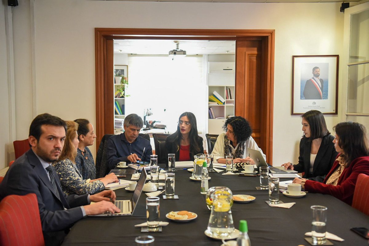 #VoceríaEnTerreno | Ministra @camila_vallejo se encuentra en reunión con @CNTVChile para participar de la mesa de trabajo destinada al desarrollo de la TV comunitaria en Chile, nuestro gobierno tiene la convicción que más canales contribuyen a una mayor y mejor democracia.