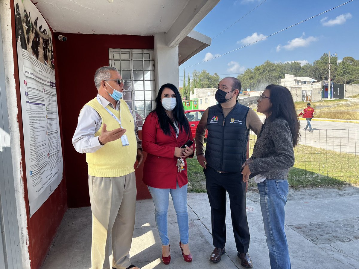 PrepaOf203's tweet photo. Visita inesperada de nuestro Subsecretario de Educación  Media Superior del Gobierno del Estado de México el Doctor Israel Jerónimo López @IsraelJeroL 
Los Directivos, alumnos y docentes agradecemos su presencia en nuestra Escuela. https://t.co/rgGfsiCfGr