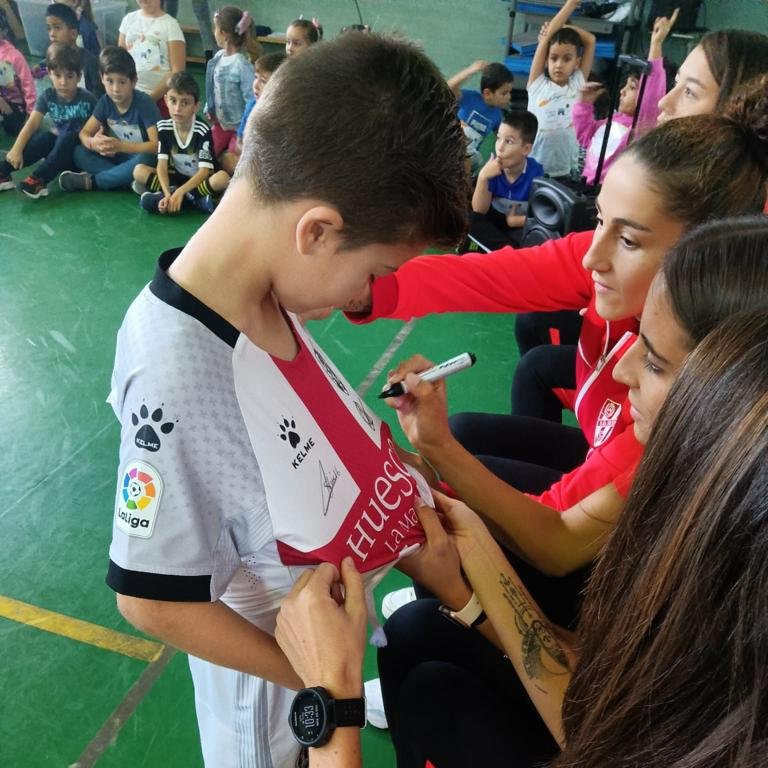 👧👦 ¡Hoy hemos estado en el colegio Gaspar Remiro de Épila! ➕ Nuestras jugadoras Sara González, Silvia, Palo y Carmen Hernández han compartido la mañana con los alumnos del centro hablando de igualdad en el deporte. ¡𝘎𝘳𝘢𝘤𝘪𝘢𝘴 𝘱𝘰𝘳 𝘭𝘢 𝘪𝘯𝘷𝘪𝘵𝘢𝘤𝘪𝘰́𝘯!