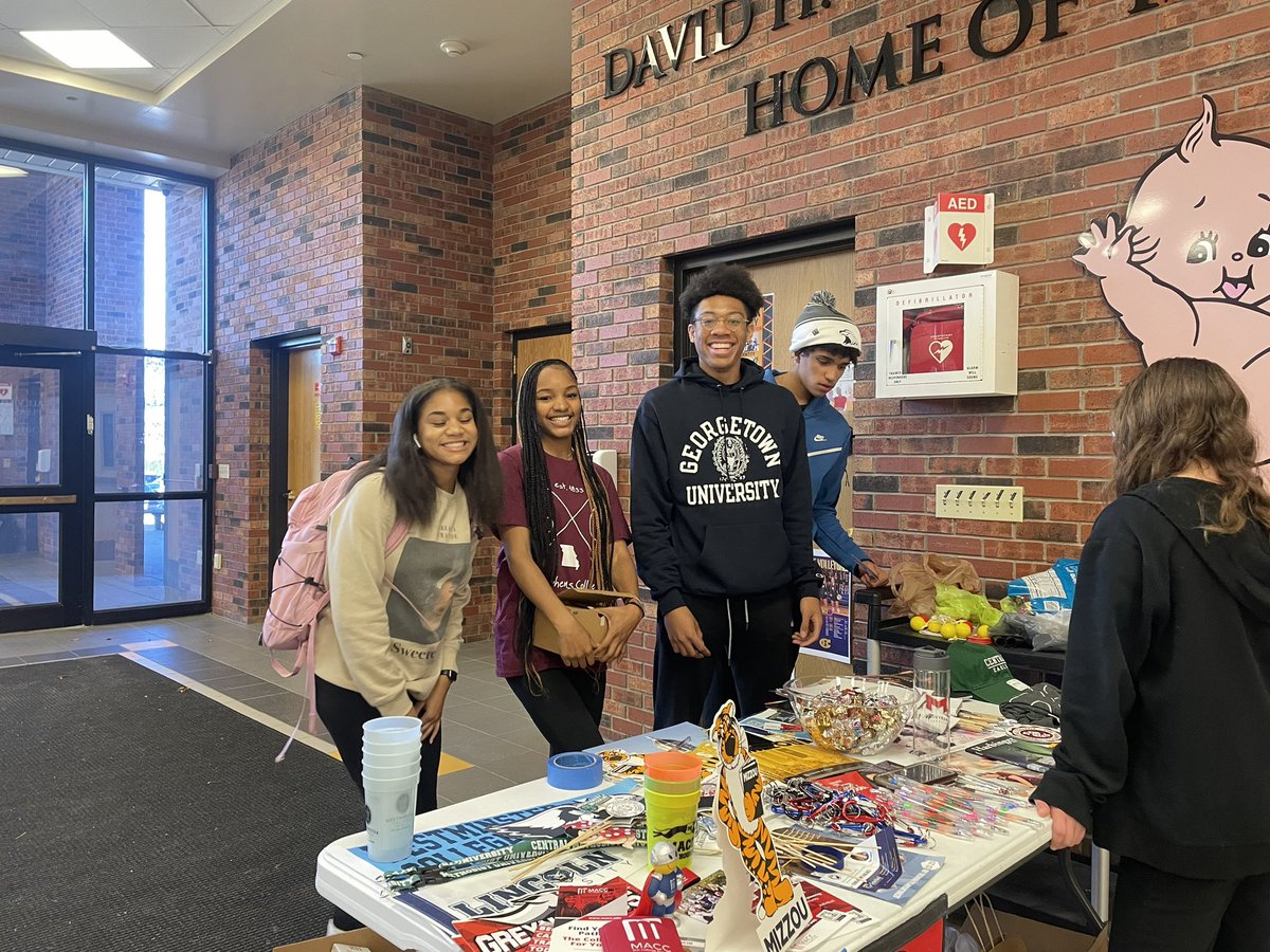 AVIDTutorsCPS's tweet photo. It’s #CollegeColorsDay @theAVIDkewpie today and AVID students are running a game with some great college swag prizes https://t.co/dLiSshF3KU