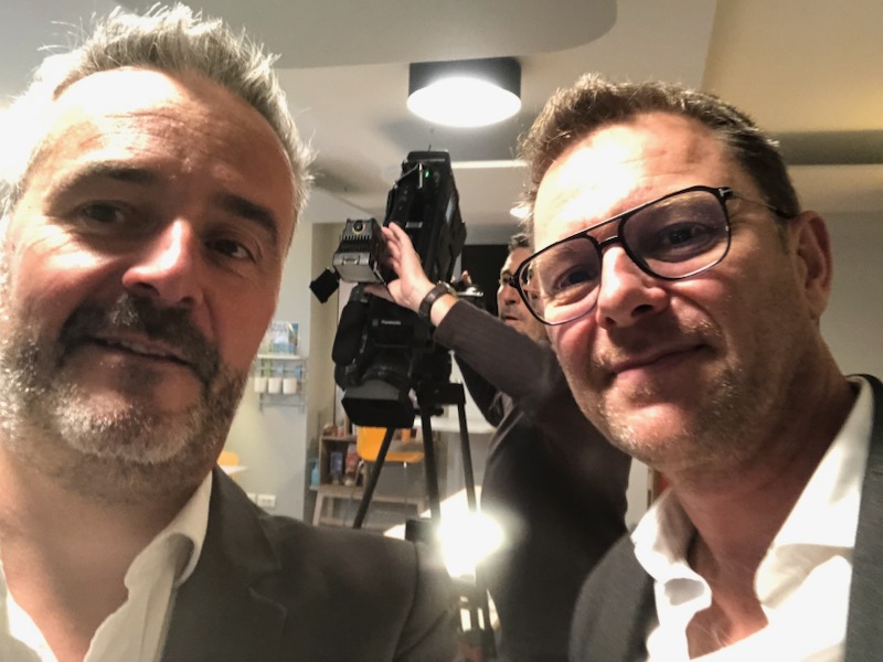 Nous serons dans le 20h de <a href="/TF1/">TF1</a> ce soir... l'eau pétillante à faire soi-même sans machine, ni plastique en démonstration devant quelques millions de téléspectateurs médusés 😉 (et en face d'<a href="/EmmanuelMacron/">Emmanuel Macron</a> qui sera sur @France2tv
A ce soir!
@GillainA <a href="/GillesBouleau/">Gilles Bouleau</a>