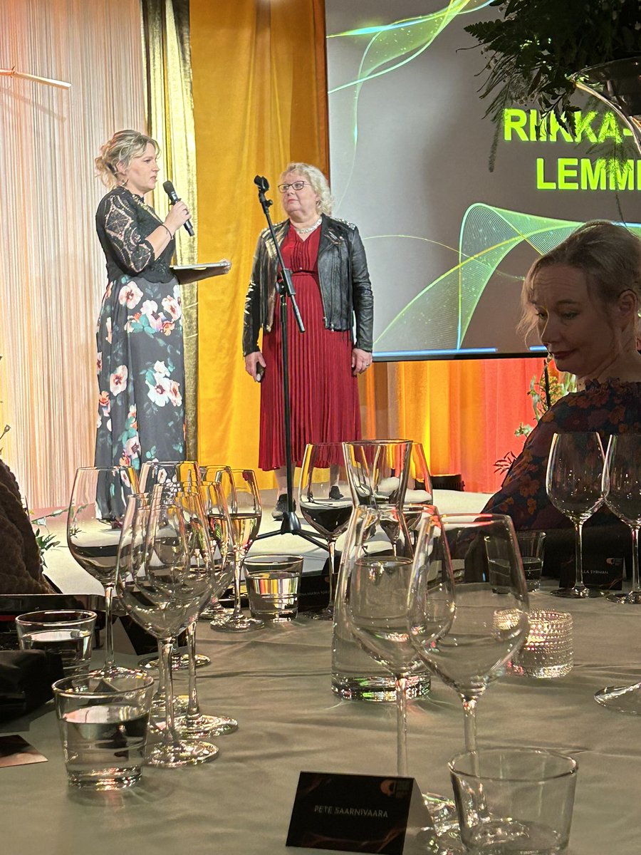 Hieno gaala Pikku-Finlandiassa: Nataliya Popov, upea kollega Ukrainasta, vetosi kaikkiin ammattiviestijöihin, sillä viestintä voi tehdä historiaa ja nyt on se hetki. #FinnishCommsAwards & #MarketingFinland stand with #Ukraine️