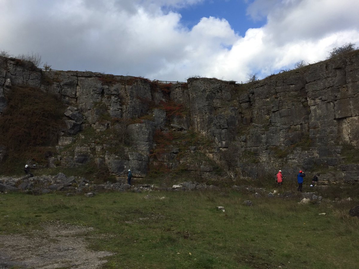 StephenLokier's tweet photo. Afternoon finds the @DerbyUni #GeoEnergy MSc crew measuring #permeability in #limestones and #dolomites and considering implications of #diagenesis to fluid flow properties. #GeoDerby #reservoir #EnergyTransition https://t.co/Oaps3lg38A