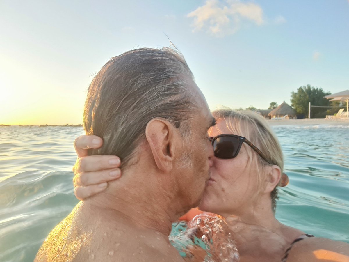 annetwerk's tweet image. Vandaag even lekker gekibbeld. Ik rende de supermarkt in en kocht eten en flesjes water voor twee zwerfhonden (je wordt nog eens gebeten). Daarna afgezoend. Zoals altijd. Het was bijna normaal. #mijn lief palliatief.  #cancersucks #kanker