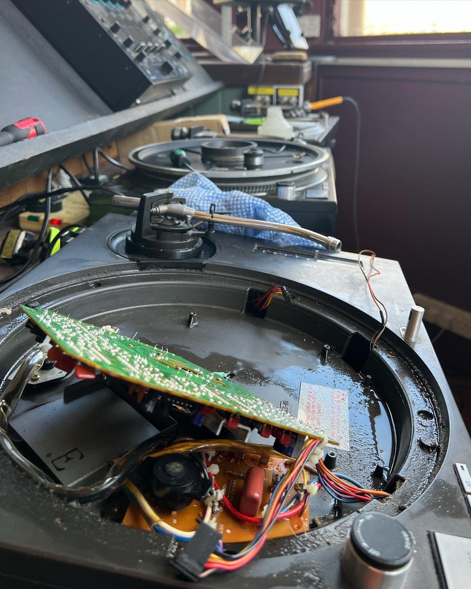 deck_doctor's tweet image. Full service to 3 x SL1210’s @ The Gowlett. In the back streets of Peckham, this little gem of a boozer now has a new Martin Audio install.
#Technics1210 #Technics1200 #technicssl1210 #technicssl1200 #deck_doctor #deckdoctor #vinyl
#technicssl1210mk2 #technicssl1200mk2 #SL1210