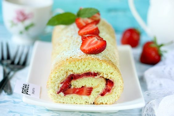 impudent_potato's tweet image. Бисквитный рулет с клубникой

Ингредиенты
Йогурт - 400 мл
Яйцо куриное - 4 шт.
Сахар-песок - 150 г
Мука пшеничная - 130 г
Разрыхлитель - 1 ч. л.
Клубника - 350 г
Сахарная пудра - 2 ч. л.