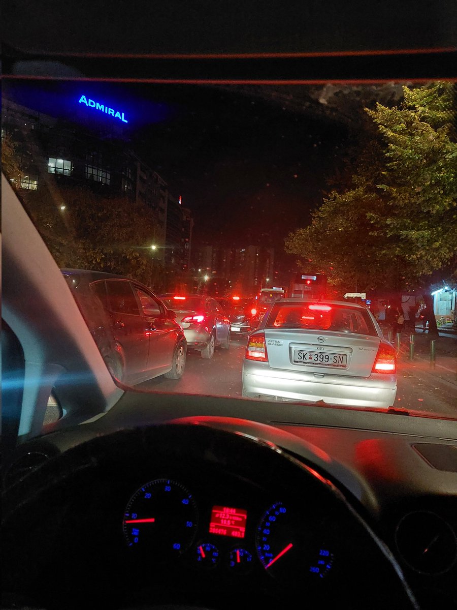 Кога ЕУ ќе ни дојде на гости! Само нервози....
(во овој момент на раскрсницата пред Соборен храм)