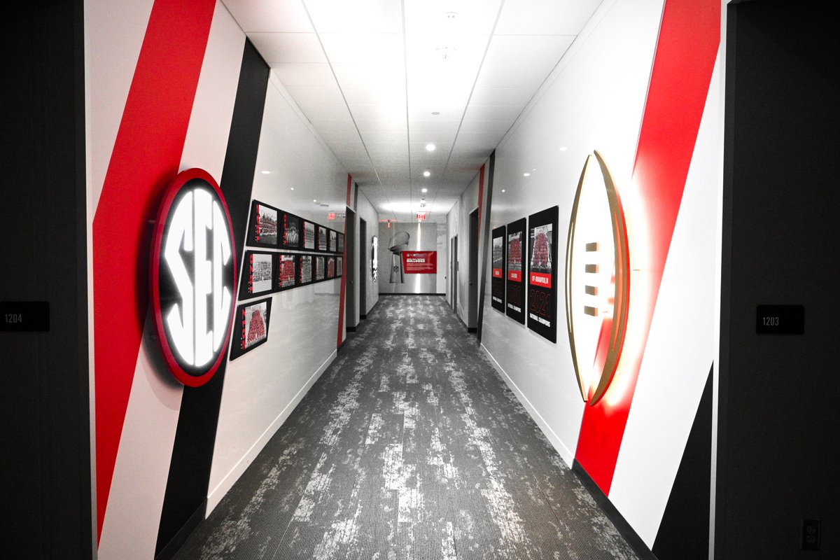 49__degrees's tweet photo. Elevated experiences help gain future talent and boost brand loyalty.
At @georgiafootball, one-of-a-kind creative and innovative experiences exist throughout the entire facility. View more facility images at https://t.co/VpOREgO7LB
#DeliveringExperiences #ExperiencesElevated https://t.co/TvLdGRc9W7