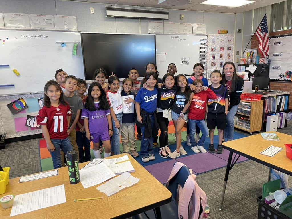 EricaTrick's tweet photo. We’re teaming up against drugs! #RedRibbonWeek https://t.co/jDo5RjF4oP