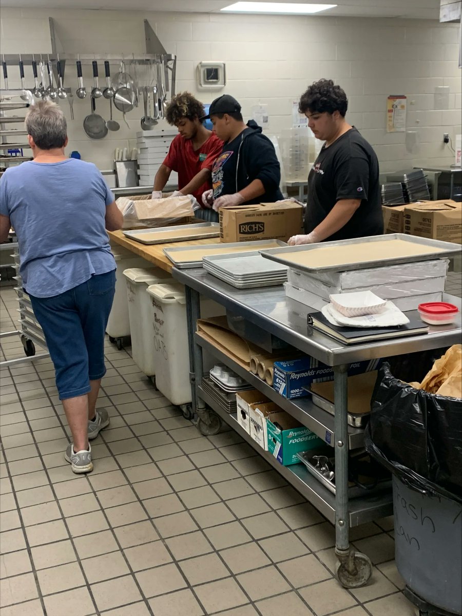 CowetaPS's tweet photo. S/O to Dequontay, Caiden, Marlen, and #OPAA! (CPS's Food Service Management Company) These students are the inaugural group of the "Tigers of Tomorrow" program- working for OPAA before school and during some of their electives to prepare meals for our students. https://t.co/OCqJhEZUi3