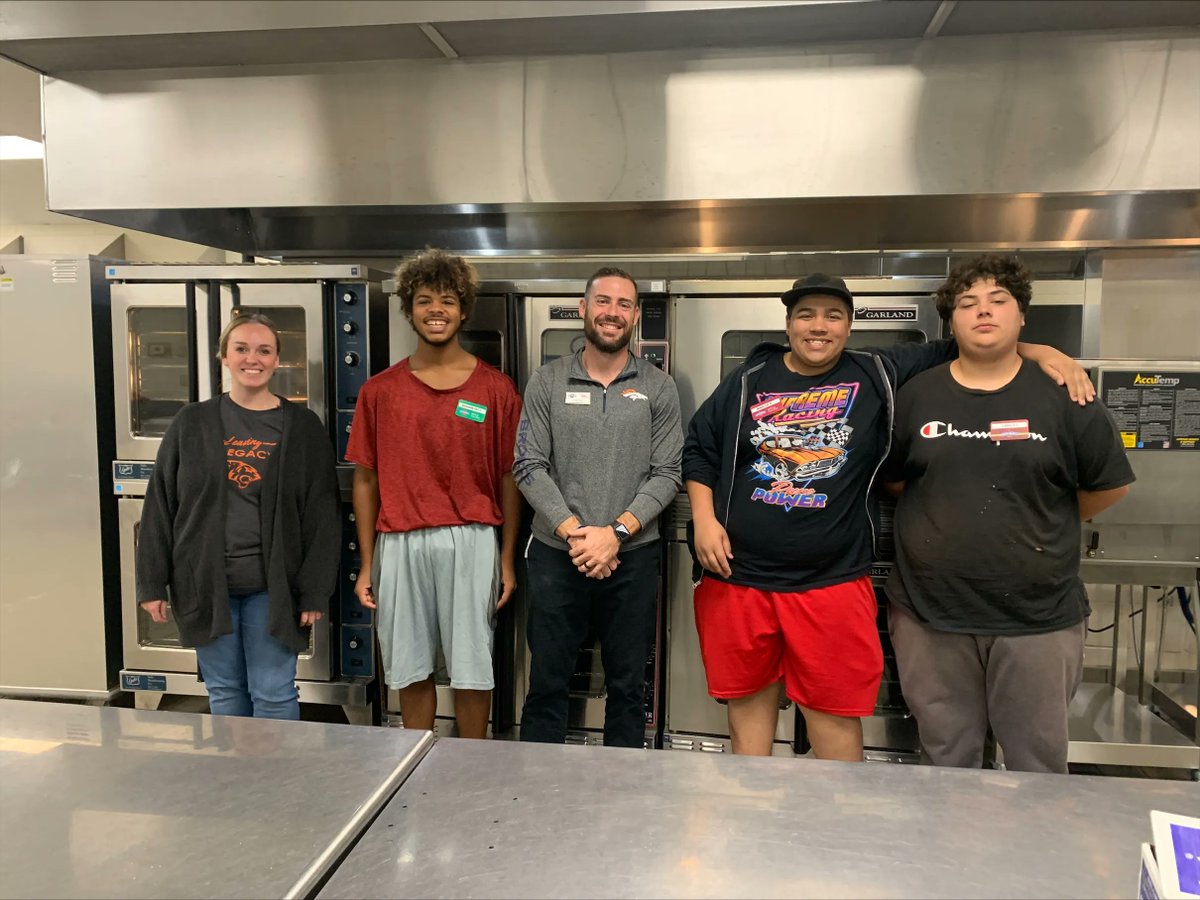 CowetaPS's tweet photo. S/O to Dequontay, Caiden, Marlen, and #OPAA! (CPS's Food Service Management Company) These students are the inaugural group of the "Tigers of Tomorrow" program- working for OPAA before school and during some of their electives to prepare meals for our students. https://t.co/OCqJhEZUi3