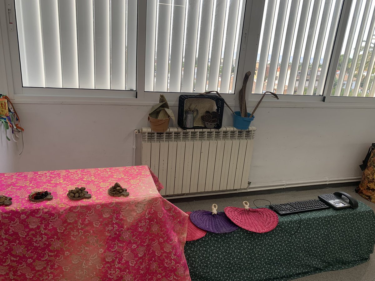 EY_BSBS's tweet photo. Playing with money as a #loosepart ? Let’s learn about it in maths and set up shop!It’s been a hit this week with all kinds of currency being exchanged,cross curricular exploration and the shop extending the entire room today as every child collaborated.@BSB_Barcelona #BSBSitges https://t.co/jby7T0qzVk