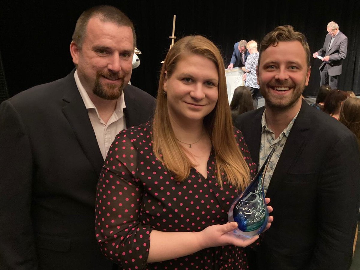 DivadloUngelt's tweet photo. Zuzana a Martin Molnárovi přátelé a mecenáši Divadla Ungelt dnes obdrželi celostátní Cenu Ď🏆. Na slavnostním ceremoniálu na Nové scéně ND je doprovázel Pavel Ondruch, umělecký šéf, režisér a dramaturg našeho divadla.🎭Gratulujeme a děkujeme 🙏 https://t.co/bYL24aMwdy