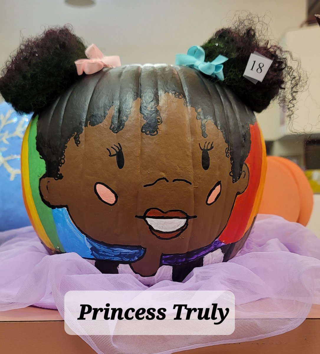 SneedESLibrary's tweet photo. More #CharacterPumpkins have arrived!
@Aliefsneed @Alief_Libraries #Readers4Life https://t.co/0JBLYL7XR6