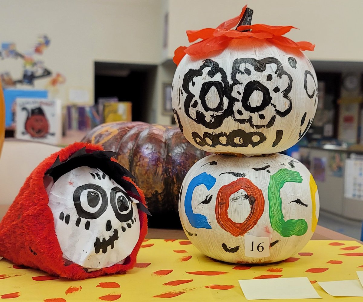 SneedESLibrary's tweet photo. More #CharacterPumpkins have arrived!
@Aliefsneed @Alief_Libraries #Readers4Life https://t.co/0JBLYL7XR6