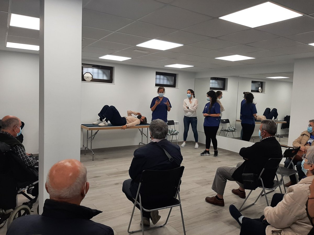 AnaFisioUsal's tweet photo. Hoy #DiaDañoCerebral en #ASDACE #Salamanca taller #Movilización y #Trasferencias con @Beattriz92 @FatimaPerezUsal @martagommez_ @andreafantasia7 #NeuroUsal #Neurorrehabilitacion https://t.co/5SxUQ89asr