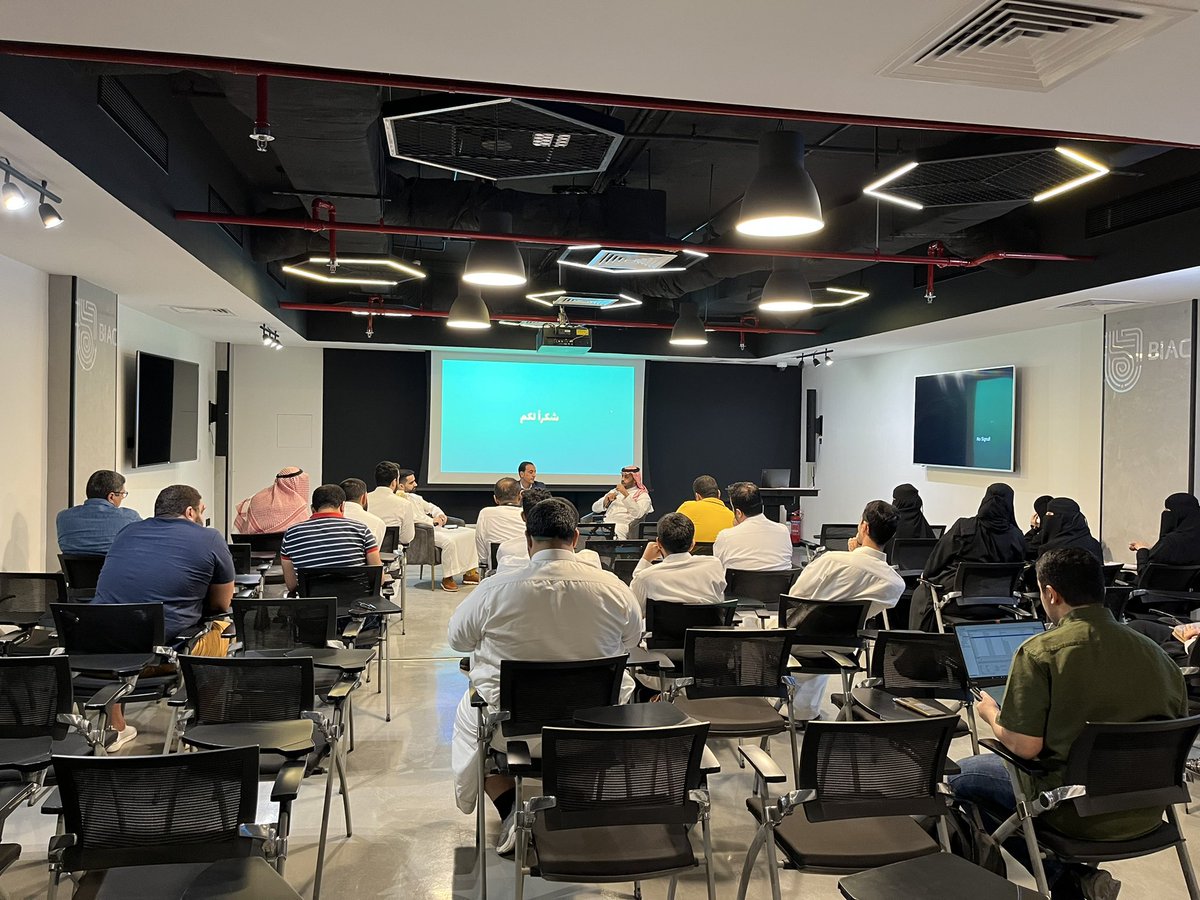 MeetTechnology's tweet photo. بدأت الجلسة الحوارية عن إدارة الفرق البرمجية وإدارة التشغيل مع م.محمود شاكر ، م.خالد السعدي #MeetTechnology https://t.co/fRLd6LmjiT