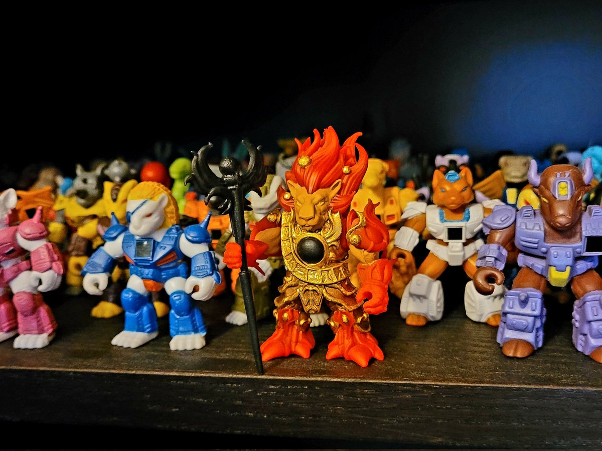 Selkie_76's tweet photo. It has been a great many years since those designs for the three God Beasts appeared. 'tis most pleasing to have the first of them represented on my toyshelf ^_^

#BattleBeasts #Beastformers #ShadowWarriors #LaserBeasts #GodBeasts #transformers #TheyBattleForFun #FireLion https://t.co/ZJn7EZASNY