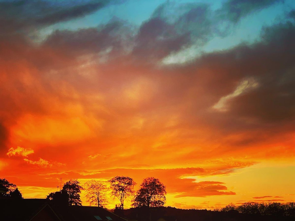 AndrewALindsay's tweet photo. Beautiful sky this evening. #Sunset #LivingroomView #Uddingston https://t.co/ML1sDzUmL6