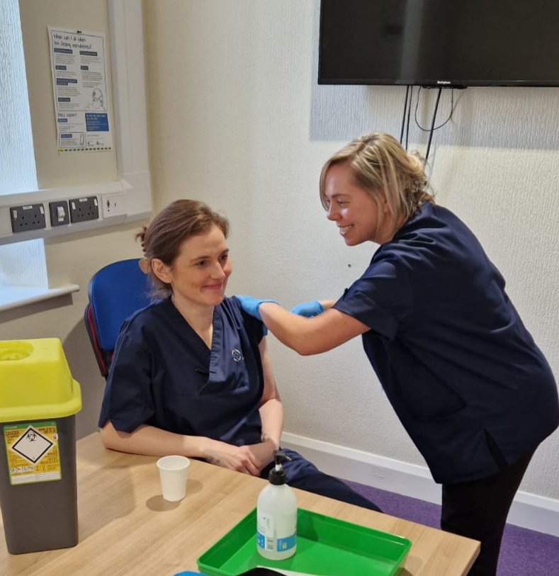 LisaKin24521229's tweet image. Our District Nurse team leaders in Bridgend are supporting the flu campaign for CTM with peer vaccination for staff well done all 👏🏻👏🏻👏🏻#beatflu @Kellydownes4 @AnaLlewellyn