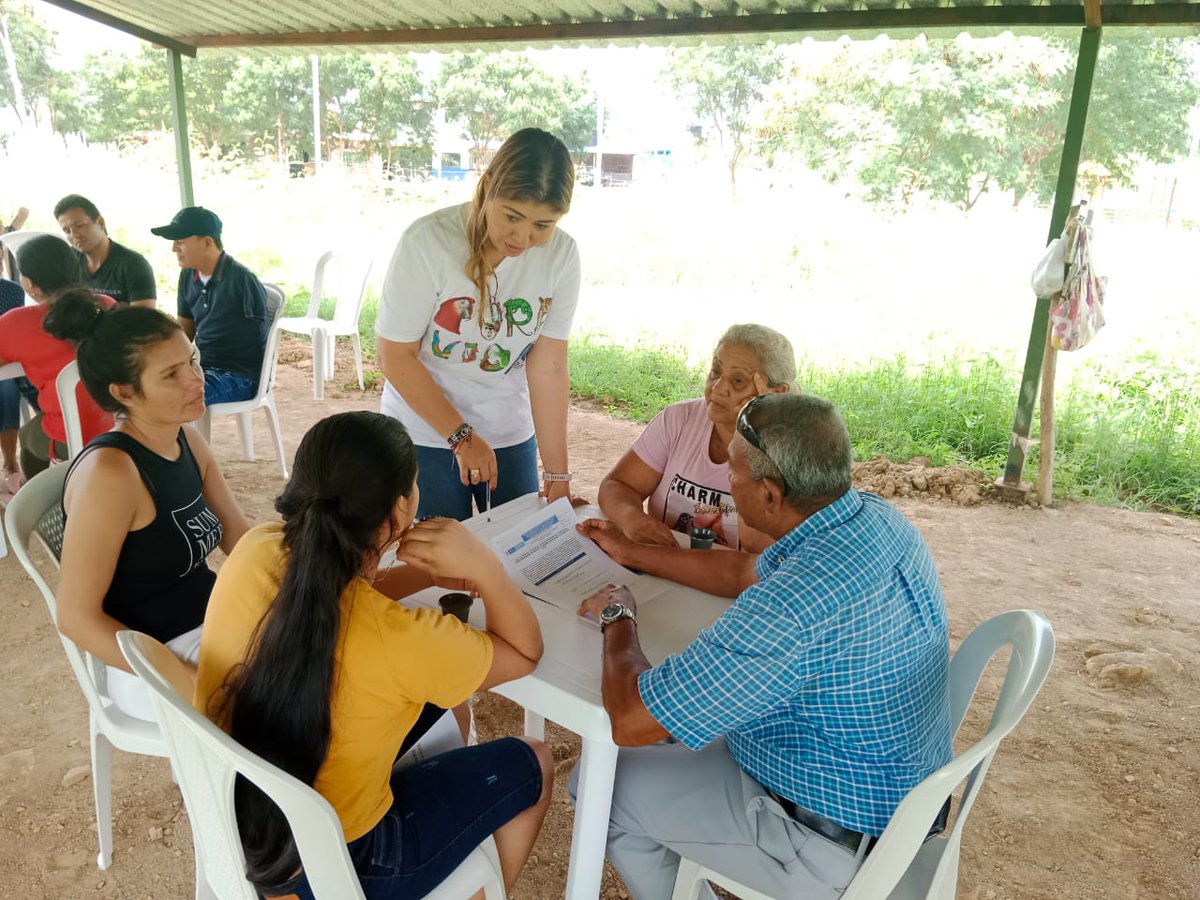 📄| La @UnidadVictimas brindó orientación y herramientas para la reconstrucción del tejido social a víctimas del conflicto en la Comuna 8 de Ciudad Rodeo en Cúcuta.➡️bit.ly/3zhWMQ0