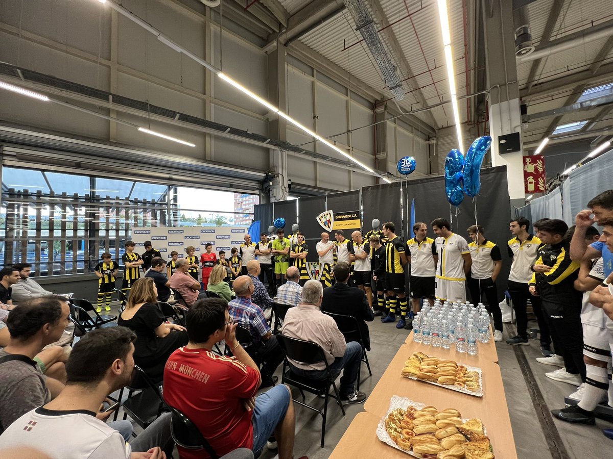 BarakaldoCF's tweet photo. 🤩 Presentadas las equipaciones de la temporada 2022/23

Eskerrik asko aurkezpenagatik! @decabarakaldo https://t.co/Pl5sFWoSfk