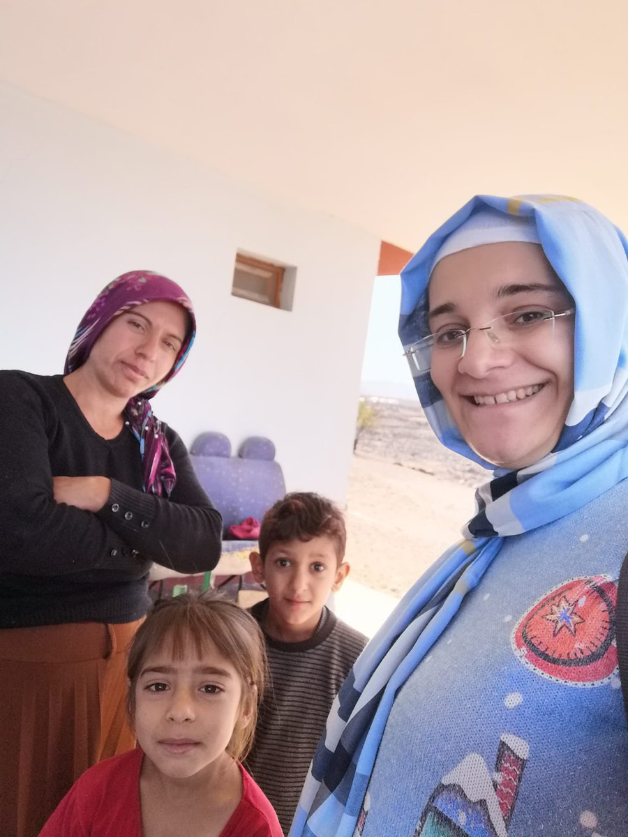 AlatosunO's tweet photo. Öğretmen ki gönülleri bağlayan,sevgi tohumları ekendir.Öğretmenlerimiz yeni tohumlar ekmek için ev ziyareti yaptılar.

#öğretmengönülleriBAĞLAR

📍Bağlar Alatosun İlkokulu

@BaglarKaymakam 
@Diyarbakirmem 
@Murat4Kucukali 
@BaglarMEM21 
@Mehmet_Bulut21 https://t.co/aNN4JOM0KJ