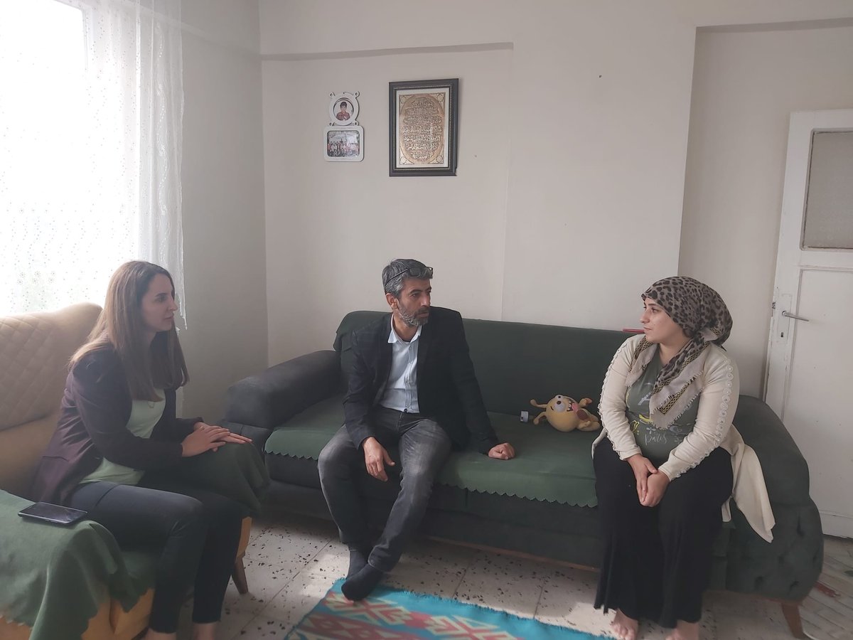 alipinarilkoku's tweet photo. Öğretmen bozkırlarda yetişen ve çevresini de kendisi gibi güzel çiçeklerle doldurmak için çabalayan nadide bir çiçektir.Öğretmenlerimiz aile ziyaretinde...
#öğretmengönüller

@BaglarKaymakam 
@Diyarbakirmem 
@Murat4Kucukali 
@BaglarMEM21 
@Mehmet_Bulut21 https://t.co/q0X8e9zJld