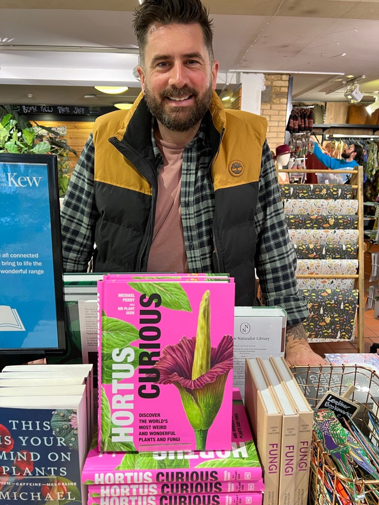 There's 10% off signed copies of Hortus Curious at the Mr Plant Geek Shop (plus, it comes with a small goody bag!). Grab yours now before Friday 28th with code HORTUS10! mrplantgeekshop.com/products/hortu… #HortusCurious