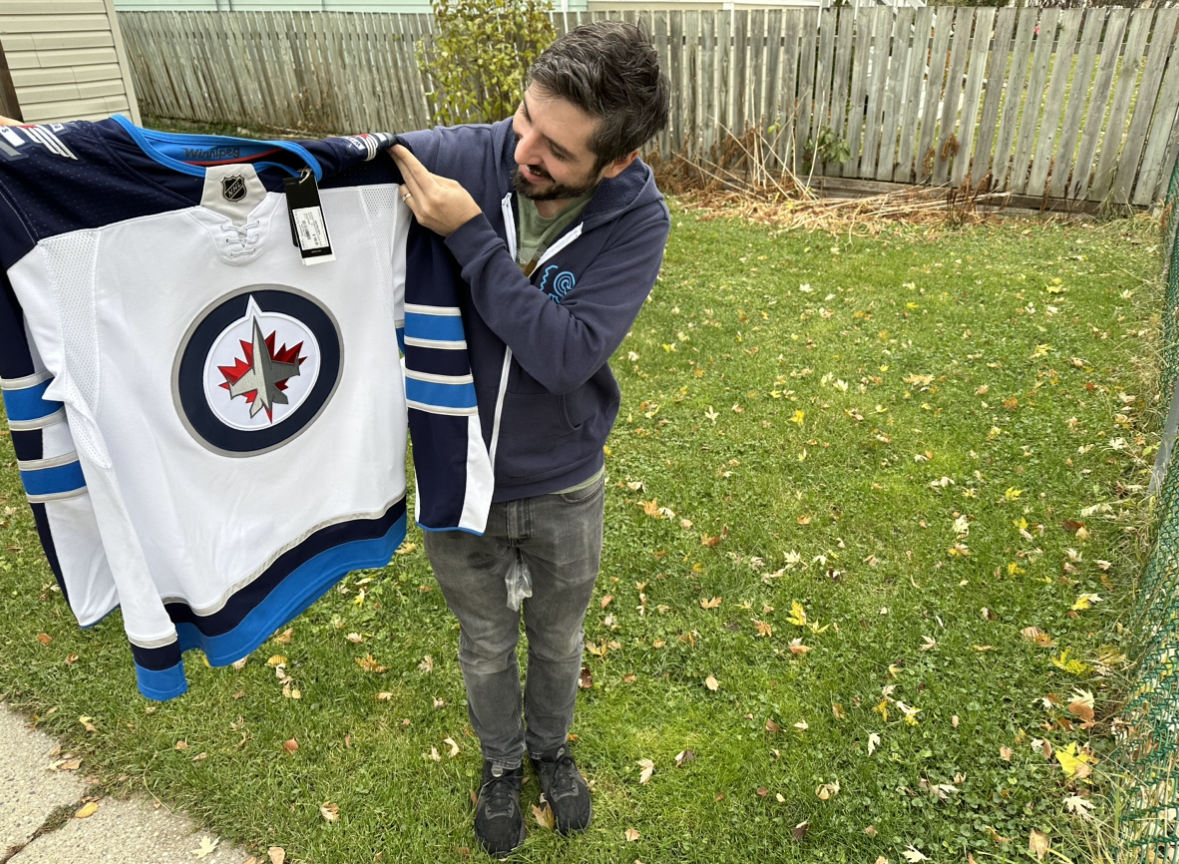 IllegalCurve's tweet image. The only way you can win Jets schwag from us is by entering the Illegal Curve Contest…which is just what Tim did for our last contest. 

Another chance to win ahead of the Jets and Kings game so get your name in the draw.

gleam.io/rSFUo/illegal-…