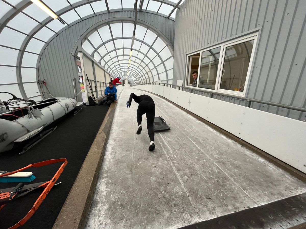 fedhielo's tweet photo. El EQUIPAZO de #skeletonESP 🛷 apunta maneras en Sigulda 🇱🇻

Primeras bajadas completadas con éxitom, hoy primera competición de empuje 🙌🏻 y ya todo listo para mañana disputar el Campeonato de España de Skeleton 🇪🇸

¡Seguimos! ❄️

#ViveElHielo #skeletonlegacy #skeletonlegado https://t.co/2EDJwNobfN