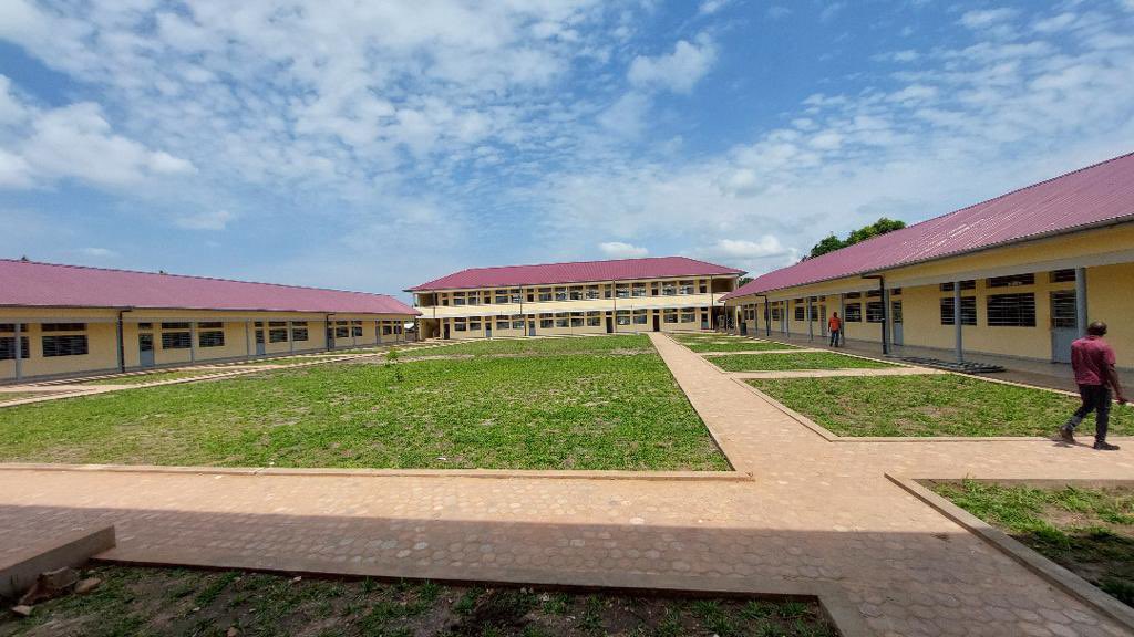 MEDITextiles's tweet photo. Depuis plus de 18 ans de reigne du Seigneur #RAISI , ils ont detourner l'argent de la Gratuite pour construire les Ecoles Privees. 
Voilà la revolution de enseignement sous Un Incompetant . #RDC @elogemwandwe @BenitaNtumba @sylvainlumuanga @LuvDRC https://t.co/KhESdvmfWJ