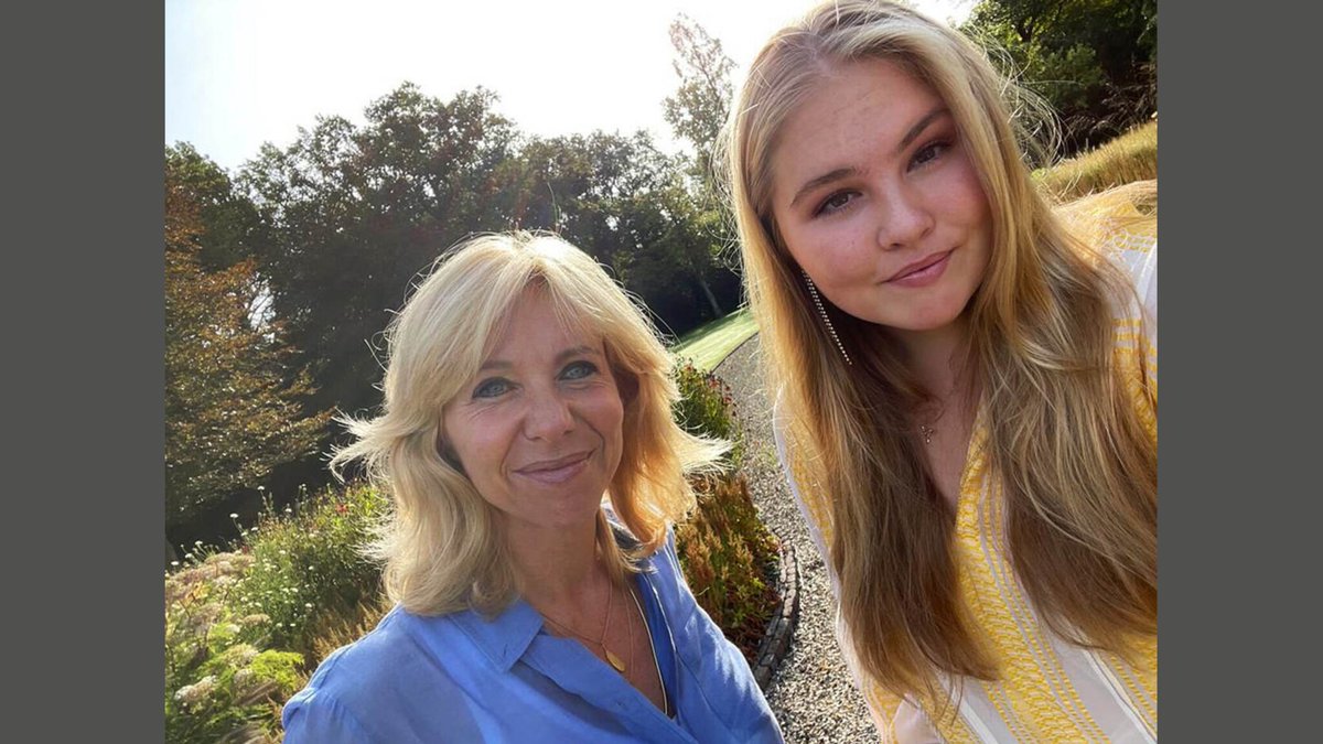 jaapjandevries's tweet image. Weet iemand waarom Claudia de Breij heeft gesjoemeld met de #NSPublieksprijs ?? 🤔