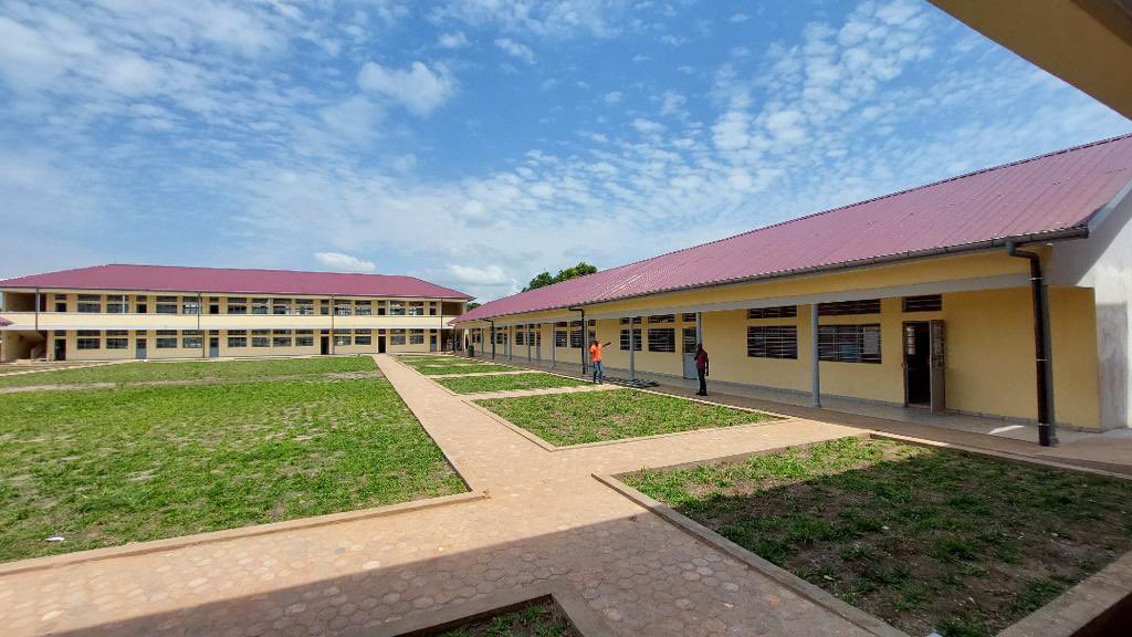 MEDITextiles's tweet photo. Depuis plus de 18 ans de reigne du Seigneur #RAISI , ils ont detourner l'argent de la Gratuite pour construire les Ecoles Privees. 
Voilà la revolution de enseignement sous Un Incompetant . #RDC @elogemwandwe @BenitaNtumba @sylvainlumuanga @LuvDRC https://t.co/KhESdvmfWJ