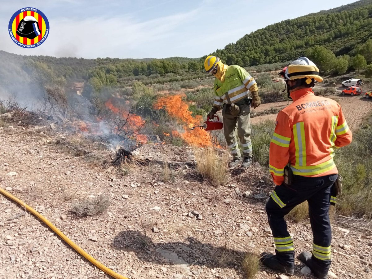 BombersValencia's tweet photo. 🔥🍂 Coordinadors i tècnics forestals de @BombersValencia han coordinat esta setmana ignició i seguretat a crema prescrita de @GVAagroambient a #Llíria, amb #BRIFO Consorci, tècnics #AVSRE, personal de prevenció i tècnic de @GVAagroambient, unitats @GVAbforestals https://t.co/0cPQoyxwRf