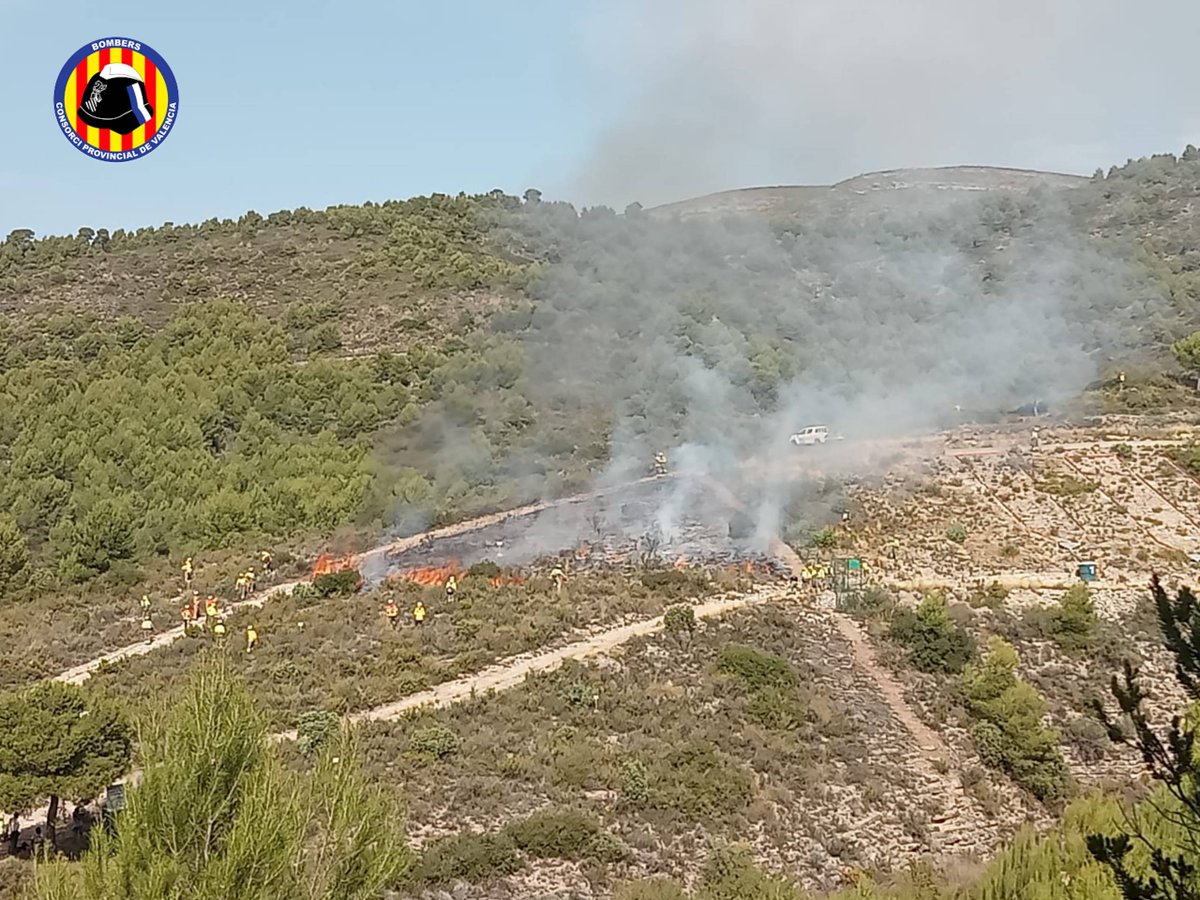 BombersValencia's tweet photo. 🔥🍂 Coordinadors i tècnics forestals de @BombersValencia han coordinat esta setmana ignició i seguretat a crema prescrita de @GVAagroambient a #Llíria, amb #BRIFO Consorci, tècnics #AVSRE, personal de prevenció i tècnic de @GVAagroambient, unitats @GVAbforestals https://t.co/0cPQoyxwRf