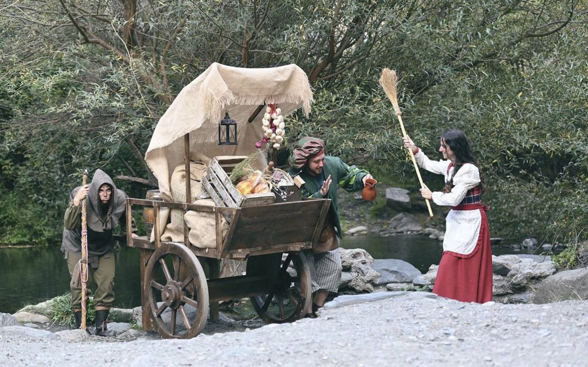 activasur's tweet photo. ¡No nos puede gustar más nuestro nuevo pasacalles con temática medieval! Caballeros con armaduras relucientes, mercaderes con sus carros llenos, bufones con malabares ... y sobre todo el gran y fiero dragón con su manto de humo cubriéndolo todo a su paso.

#activasur #animacion https://t.co/uHLMxoFbSv
