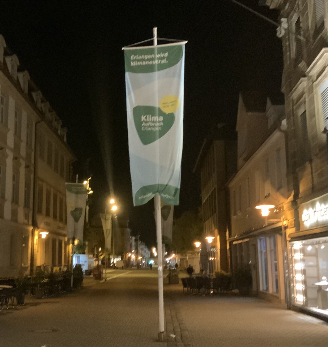 Followerpower für #Klimaaufbruch. Erlangen hat vor 3 Jahren den Klimanotstand ausgerufen. Als wohlhabende Stadt können wir das 1.5°-Ziel umsetzen.

Morgen geht es im Stadtrat um den Fahrplan #Klimaaufbruch. Alles schaut auf Erlangen. 

Bitte bringt #KlimaAufbruch in die Trends.
