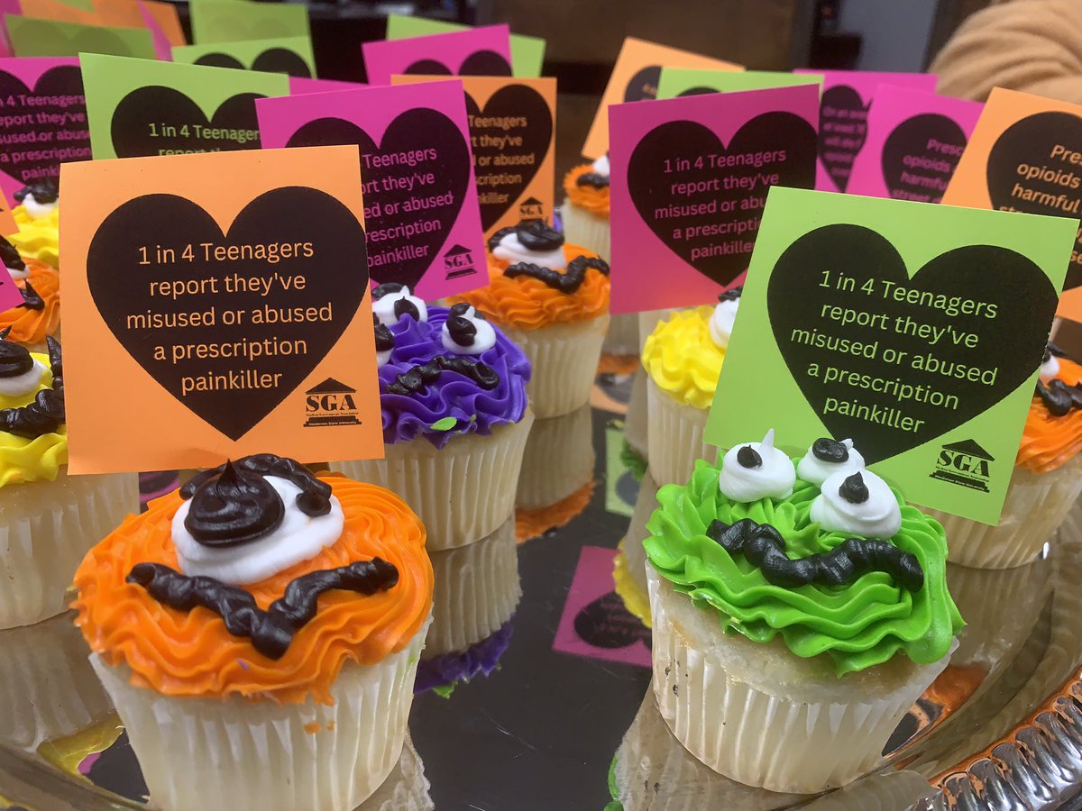 HendersonSGA's tweet photo. Opioid overdose is very creepy and scary. Stop by the Garrison St and get a creepy cupcake as we raise awareness about substance abuse during our  Save AR Students Week
#LiveReddie #SaveARStudents https://t.co/NixgrhlLTt