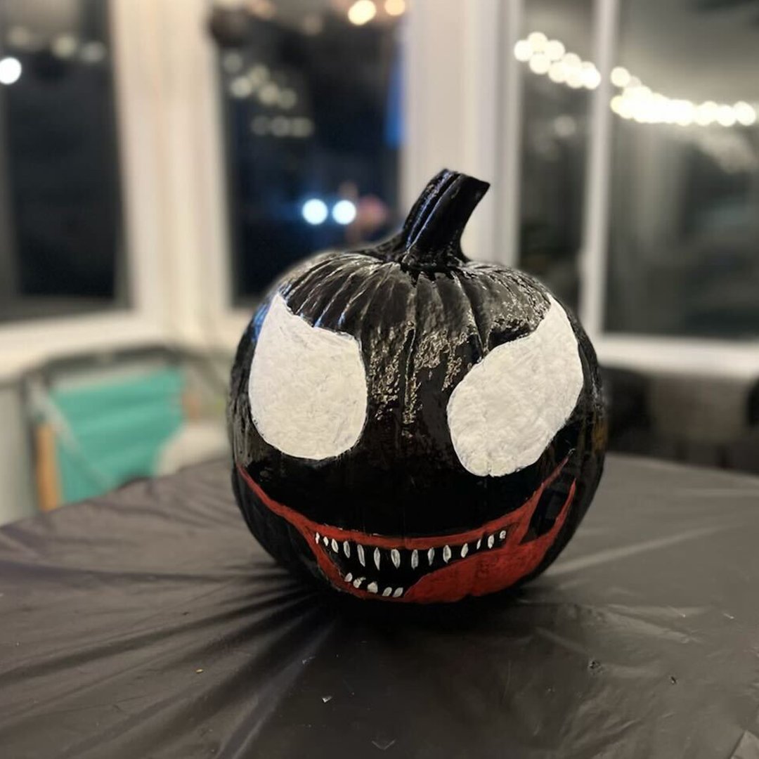 With spooky szn in full swing and Halloween upon us, it only felt right to celebrate #NationalPumpkinDay with Venom 🎃