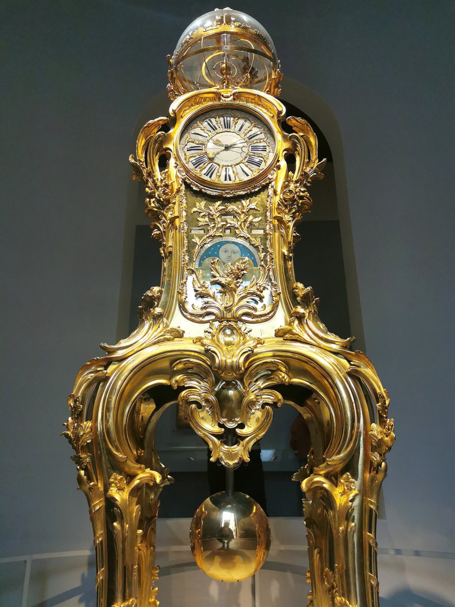 Il convient de dire que La star de l'expo #LouisXV est la pendule astronomique de Passemant dont les bronzes ont été restaurés et qui bénéficie d'une scénographie dédiée. Les complexités horlogères incalculables et prodigieuses sont évoqués. Une icône du XVIIIe s. #Versailles