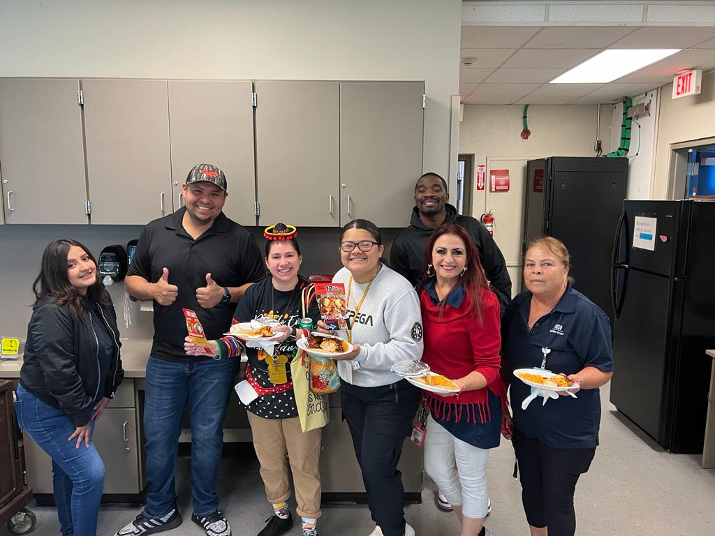 reydelpollo_tx's tweet photo. A special thank you to Garden Villas Elementary School for allowing us to cater to the wonderful staff and teachers! We're giving out coupons to Elementary &amp; Middle schools reach out to us. https://t.co/AE96QukuOC https://t.co/FphCnnZ6Zo