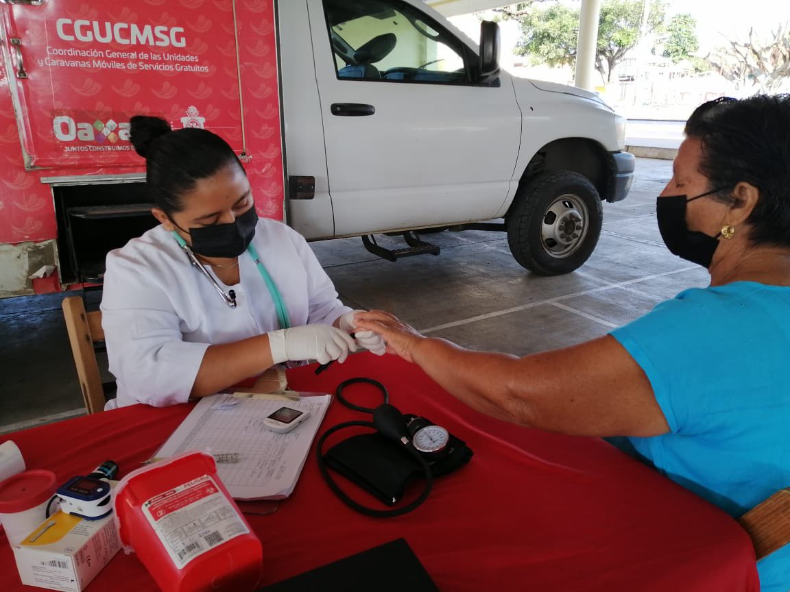 Conjuntamente con el Presidente municipal de Santo Domingo Ingenio, Ing. German Alvarado López, personal de su cabildo y las <a href="/UM_oaxaca/">UNIDADES MÓVILES OAXACA</a>, damos atención y seguimiento a la salud de las familias pertenecientes a este mpio. para brindarles atenciones que protejan su bienestar.