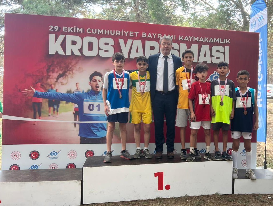 sultangazimem1's tweet photo. 29 Ekim Cumhuriyet Bayramı Okullar Arası Kaymakamlık Kros Yarışmasına Kaymakamımız Mahmut KAŞIKÇI ve İlçe Milli Eğitim Müdürümüz Necati TEKBAŞ katıldı.
@tcmeb @memleventyazici @sultangazikymkl @necatitekbas @ist_arge https://t.co/YFlNaWKd8C