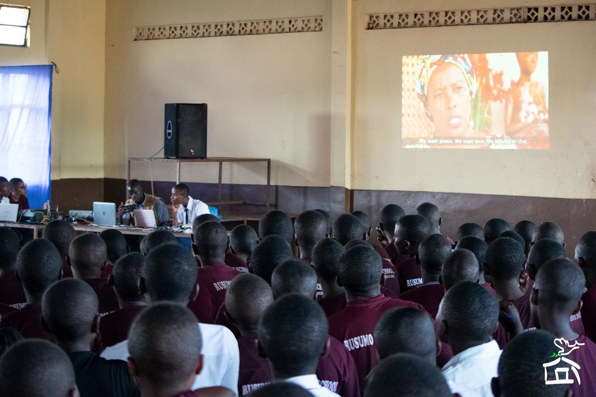 Maison_Shalom's tweet photo. Célébration du 29e anniversaire de @Maison_Shalom avec plus de 850 élèves et leurs enseignants de #rusumohighschool @KireheDistrict qui ont été très actifs en répondant à des jeux Q&amp;R après avoir regardé un film sur MS et des prix ont été remis aux gagnants. https://t.co/vQOLPNGJub