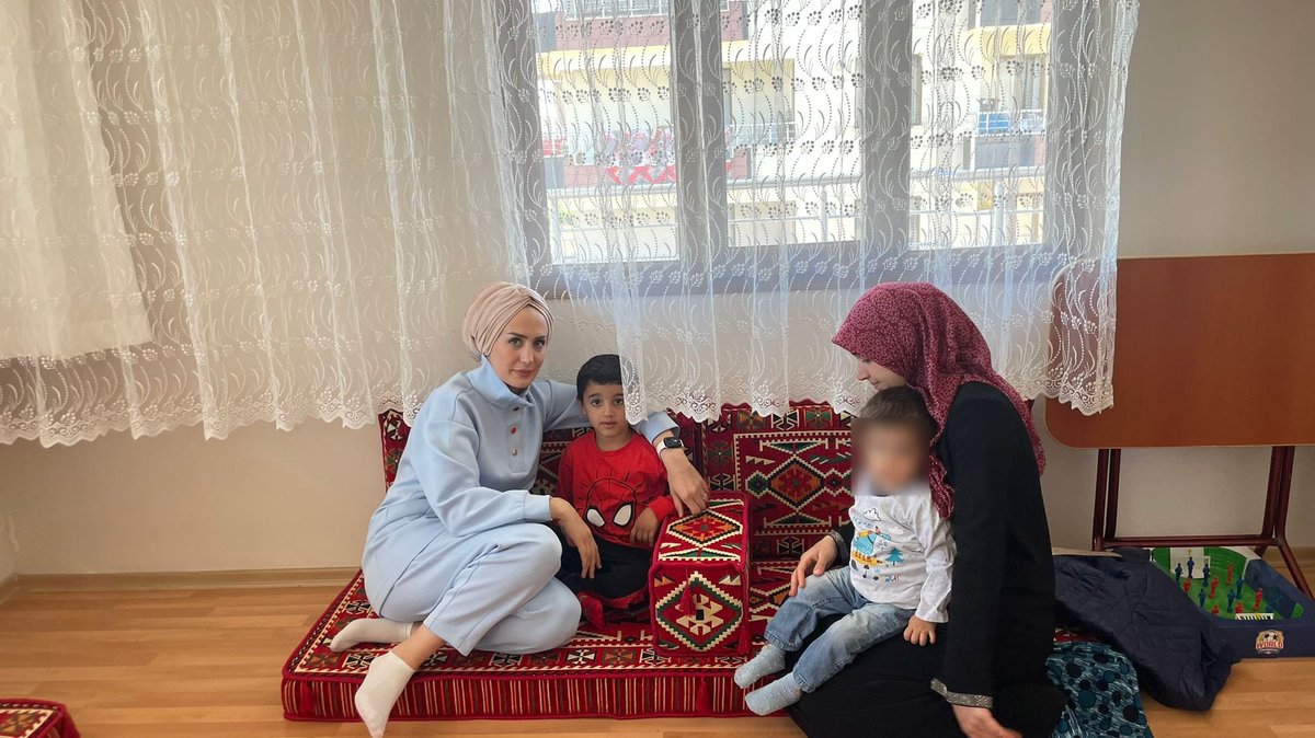 BaglarMEM21's tweet photo. Öğretmenlerimiz,öğrencinin iyi bir geleceğe sahip olması ve ülkesine faydalı bir birey volması için ev ziyaretleri gerçekleştirdiler.

#öğretmengönülleriBAĞLAR

@BaglarKaymakam 
@Diyarbakirmem 
@Murat4Kucukali 
@BaglarMEM21 
@Mehmet_Bulut21 https://t.co/thZ4Xar9JS