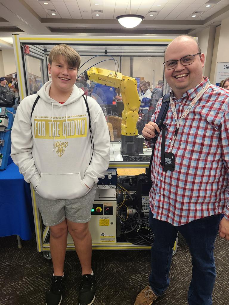 thereeds10's tweet photo. @SKY_NewsEvents #skyfame learning about advanced manufacturing technician careers. @WarrenCoSchools https://t.co/Ad3KJRzxMK