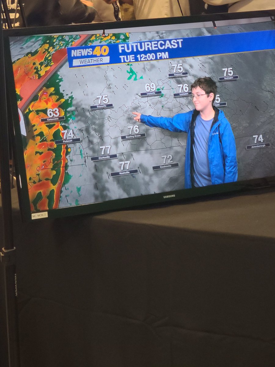 thereeds10's tweet photo. @wnkytv @WarrenCoSchools South Warren Middle learning how to use the green screen.  #preschooltoprofession https://t.co/nkVepefI71