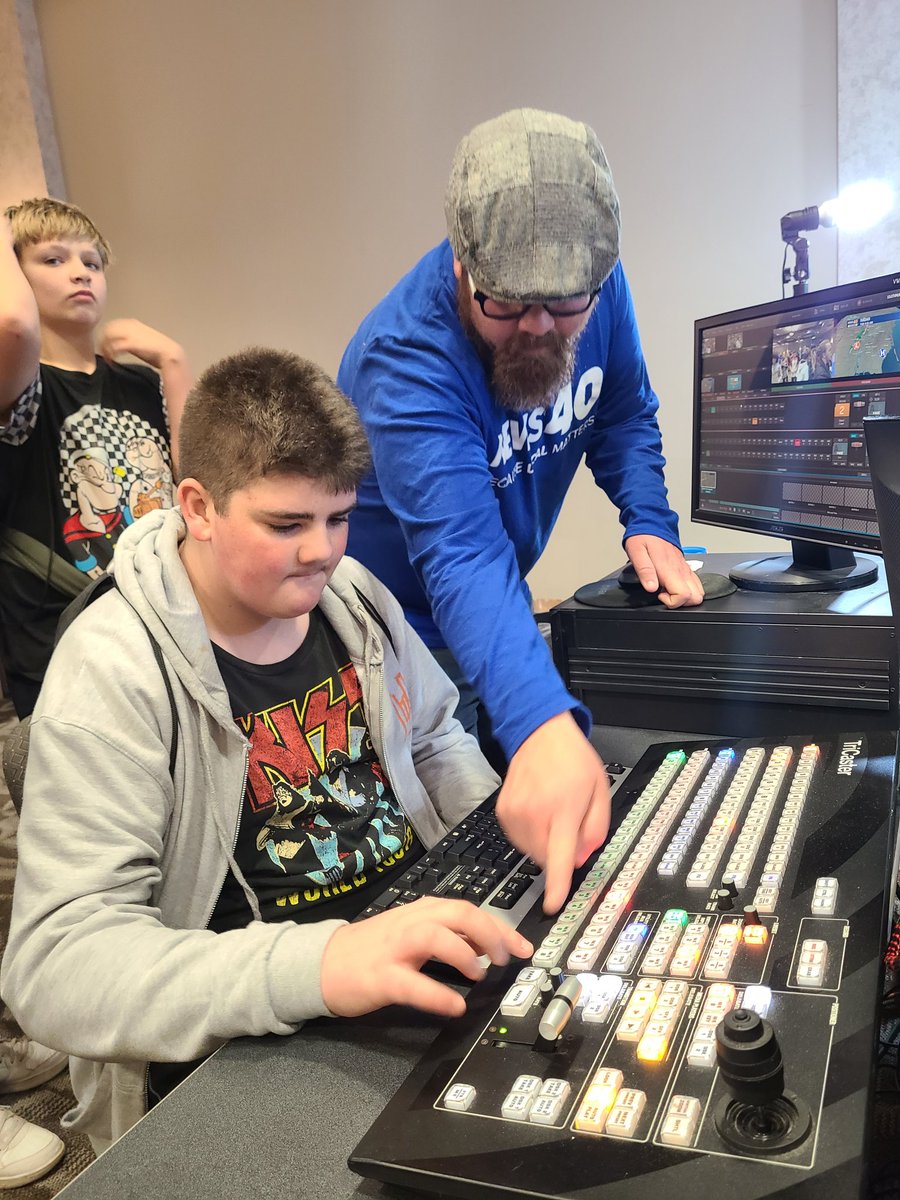 thereeds10's tweet photo. @wnkytv @WarrenCoSchools South Warren Middle learning how to use the green screen.  #preschooltoprofession https://t.co/nkVepefI71