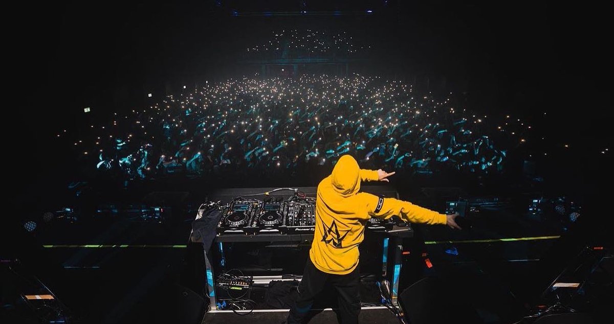 DallasEDMFamily's tweet photo. DALLAS! — ALAN WALKER TICKET GIVEAWAY!! Would YOU like a chance to WIN 2 FREE TICKETS to see @IAmAlanWalker on November 3rd?!? 😜🙌🏽

How to Enter:
• RT &amp; LIKE + TAG YOUR FRIENDS
• Must follow us, @LiveNationDFW &amp; @FullGrindTexas
• Winner Chosen on 11/02 @ noon! 🍀 https://t.co/1ztTQpTbWm